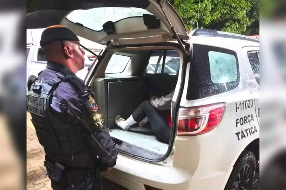 Procurada pela Justiça tenta passar por irmã para não ser capturada